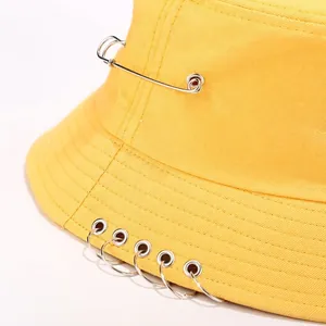 Bob jaune vif avec épingle de sûreté et anneaux métalliques style hip-hop tendance