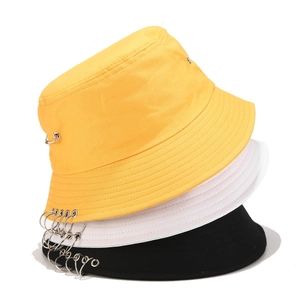 Bobs style punk en coton avec anneaux métalliques en noir, jaune et blanc