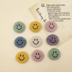 Gros plan d'écussons brodés en peluche à motif smiley coloré pour décoration créative DIY