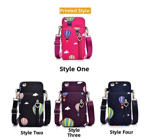 Détail de quatre sacs de téléphone en nylon imprimé coloré avec trois fermetures éclair