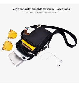 Détail du sac de téléphone en nylon noir montrant plusieurs couches et une grande capacité