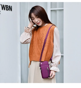 Détail du petit sac bandoulière en nylon violet avec fermeture éclair coeur en métal