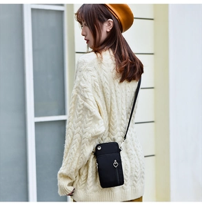 Photo mannequin d'un mini sac de téléphone noir en nylon avec détail éclair en cœur