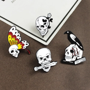 Lot de broches gothiques en émail avec crâne, dague, rose, ailes de papillon et corbeau