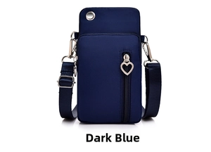 Détail du sac de téléphone bleu foncé avec fermeture éclair cœur et trou pour écouteurs