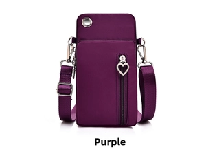 Détail du sac de téléphone violet avec fermeture éclair en cœur et tissu nylon