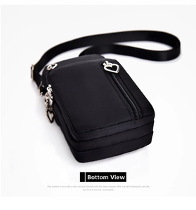 Vue détaillée du sac de téléphone noir en nylon avec trois fermetures éclair en forme de cœur