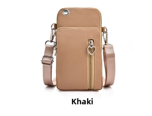 Vue détaillée du sac de téléphone en nylon kaki avec zip en cœur et trou pour écouteurs