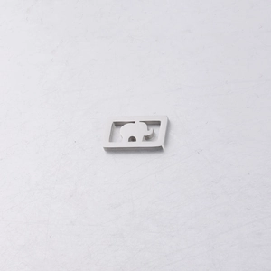 Détail macro du pendentif carré en acier inoxydable argenté avec silhouette d'éléphant