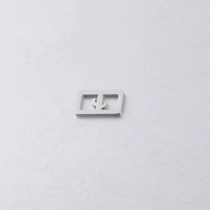 Vue détaillée d'un pendentif rectangulaire en acier inoxydable avec design cactus