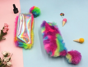 Vista dettagliata del morbido peluche arcobaleno e del tessuto olografico per astuccio.