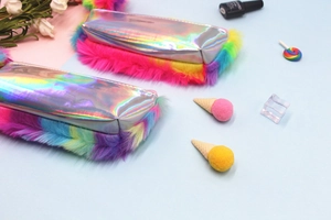 Vista dettagliata dell'astuccio olografico argento con morbida pelliccia arcobaleno