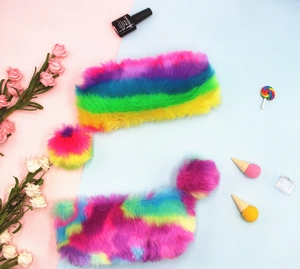 Dettaglio dell'astuccio in peluche color arcobaleno con morbido pompon decorativo