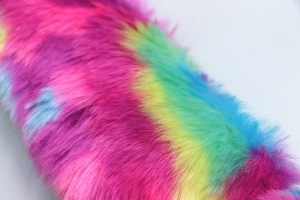 Dettagliato primo piano del morbido tessuto peluche arcobaleno con colori vivaci