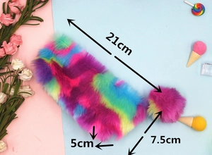 Dettaglio astuccio di peluche arcobaleno con dimensioni 21cm x 5cm x 7,5cm