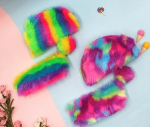 Vista dettagliata degli astucci in peluche arcobaleno e delle borse portaoggetti