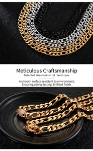 Détail de colliers à maille Figaro en or, argent et noir avec des fermoirs sertis de pierres