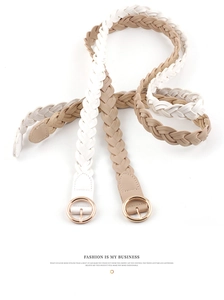 Détail de ceintures tressées blanches et kaki avec boucles rondes en métal doré