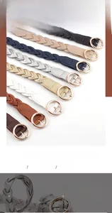 Détails de la texture de ceinture tressée et boucle ronde dorée en plusieurs coloris