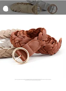 Détails de la texture en cuir tressé et boucle ronde en métal doré sur la ceinture