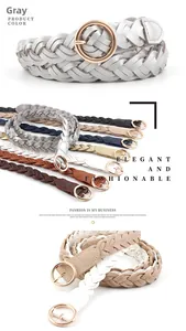 Détail d'une ceinture tressée avec boucle ronde dorée en plusieurs coloris tendance