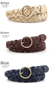 Détail de ceintures tressées en doré, marron et bleu marine avec boucle ronde dorée