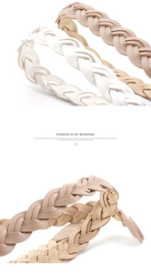 Détail de la texture tressée de ceintures de mode en cuir blanc, kaki et rose pâle