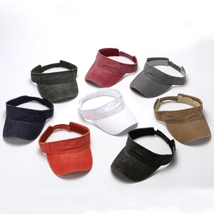 Dettaglio di visiere parasole in cotone lavato multicolore con velcro regolabile