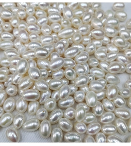 Macro shot of 7.5-8mm oval white freshwater pearls with high luster for jewelry making