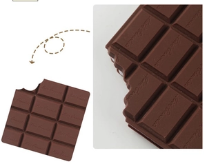 Dettaglio del design con morso e testo Milk Chocolate goffrato sul blocco note marrone