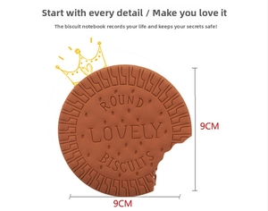 Dettaglio di un taccuino rotondo da 9cm a forma di biscotto al cioccolato morso