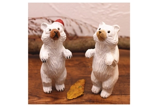 Gros plan de figurines d'ours polaires en bois sculpté à la main avec texture naturelle