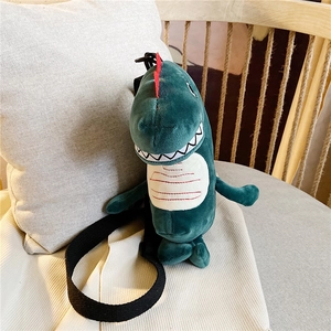 Sac bandoulière peluche dinosaure vert mignon avec bandoulière noire sur fond doux