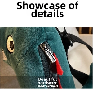 Détail du zip métallique et du tissu en peluche vert sur le sac bandoulière dinosaure