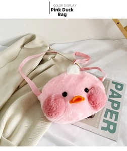 Détail du sac à bandoulière canard en peluche rose avec sangle réglable et texture douce