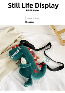 Détail d'un sac bandoulière dinosaure en peluche verte sur un fond en tissu doux