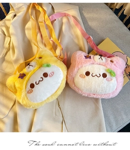 Vue détaillée des sacs bandoulière ours en peluche jaune et rose avec des visages brodés