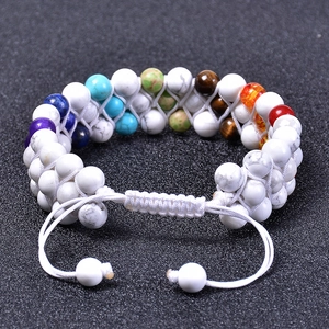Bracciale intrecciato a tre file in turchese bianco e pietre chakra regolabile per donna
