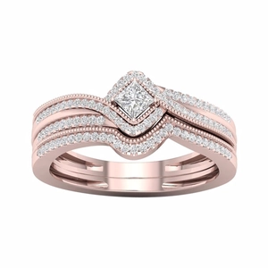 Dettaglio del set da sposa in oro rosa con anello halo taglio princess e fedine abbinate