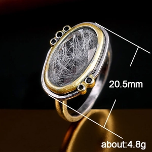Bague vintage bicolore avec pierre ovale transparente et inclusions de rutile noir