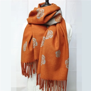 Bufanda de jacquard de camelia reversible en naranja y gris con flecos y tacto suave