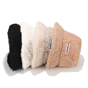 Chapeaux bob d'hiver en polaire teddy avec broderie en noir, beige et couleur camel