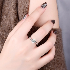 Anello in argento S925 con moissanite a fascia intrecciata e pietra tonda su modella