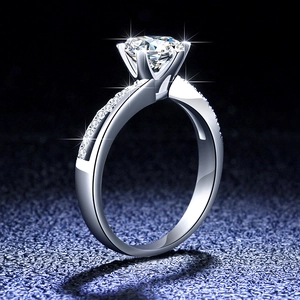 Vista macro di un anello in argento s925 con moissanite a sei griffe e diamanti