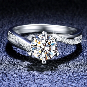 Dettaglio macro dell'anello moissanite a sei griffe con fascia in argento intrecciata