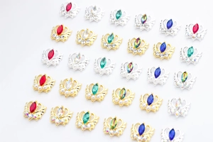 Grille détaillée de breloques à ongles 3D en alliage avec couronnes, ailes et strass