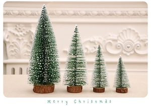 Set di quattro mini alberi di cedro ghiacciati con base in legno naturale per tavolo