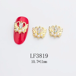 Vue détaillée de bijoux d'ongles couronne dorée avec strass marquise et perles