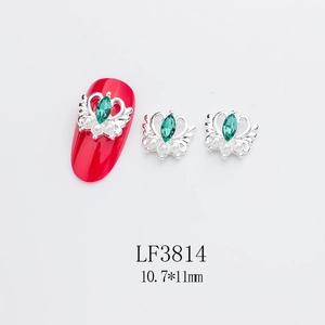 Bijou d'ongle couronne argentée avec gemme marquise verte et perles blanches 10x11mm