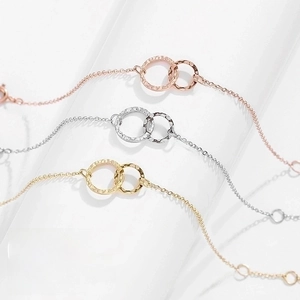 Gros plan du bracelet cercles entrelacés en acier 316L plaqué or avec effet martelé